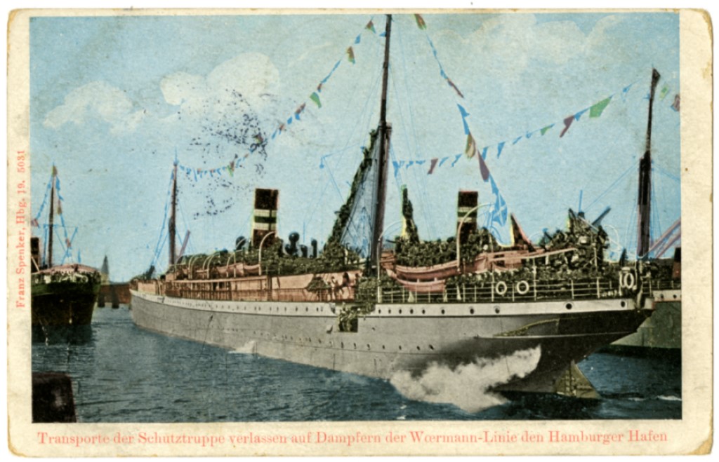 Cartão postal (correio militar), “Navios da companhia Woermann-Linie que realizam transportes da Schutztruppe deixam o porto de Hamburgo”, embarcação a zarpar do porto de Hamburgo. Fonte: Fotografia que integra o património da © Fundação do Museu dos Correios e Telecomunicações, Museu da Comunicação, Berlim